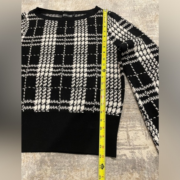 New York & Company Black &White Window Pane Open Bell Sleeve Sweater Size Large - Picture 7 of 11